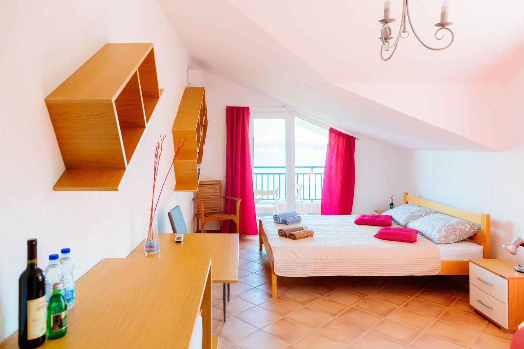 Odessa Mama Apartment Bijela Bilik gambar
