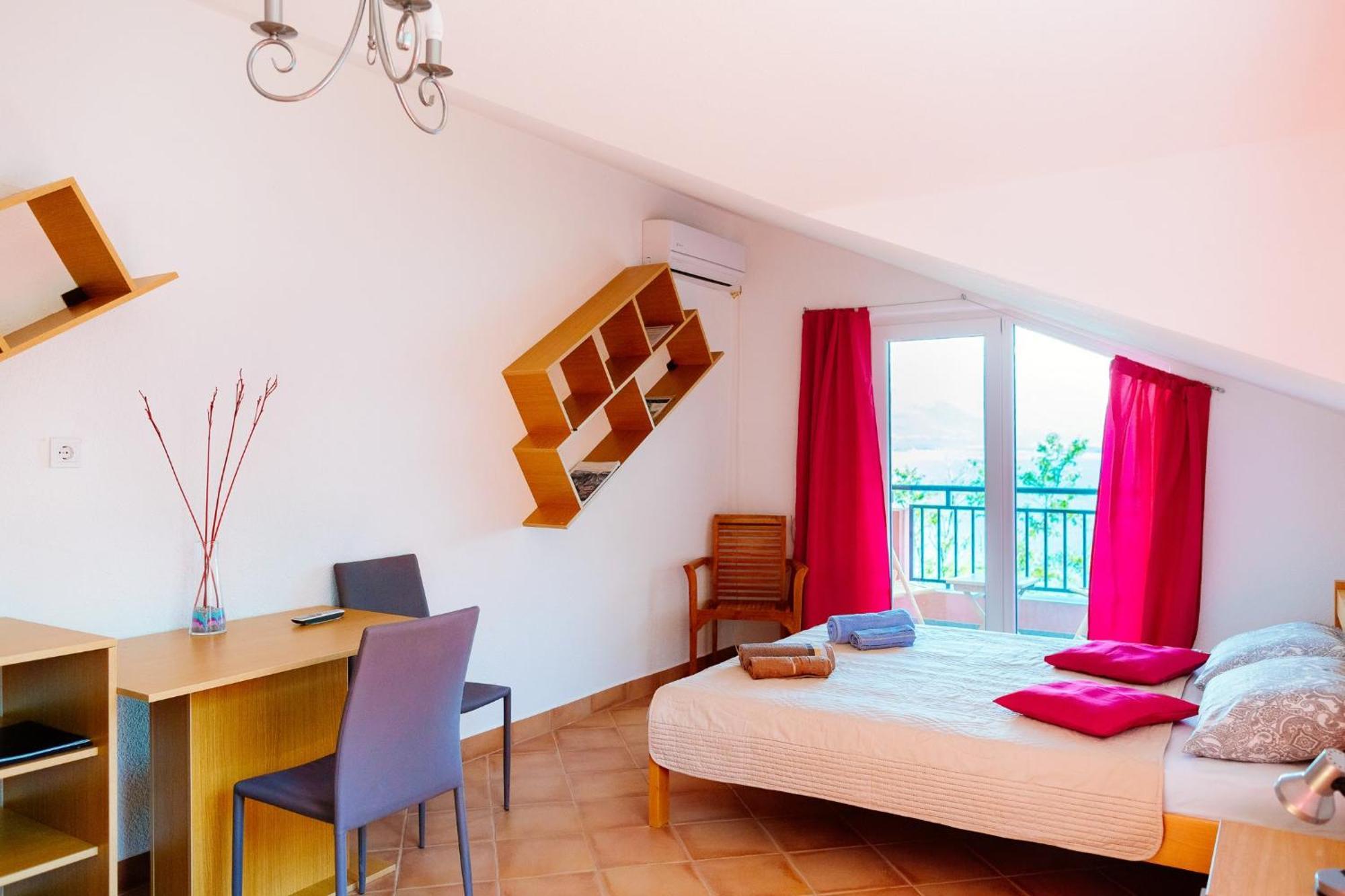 Odessa Mama Apartment Bijela Bilik gambar