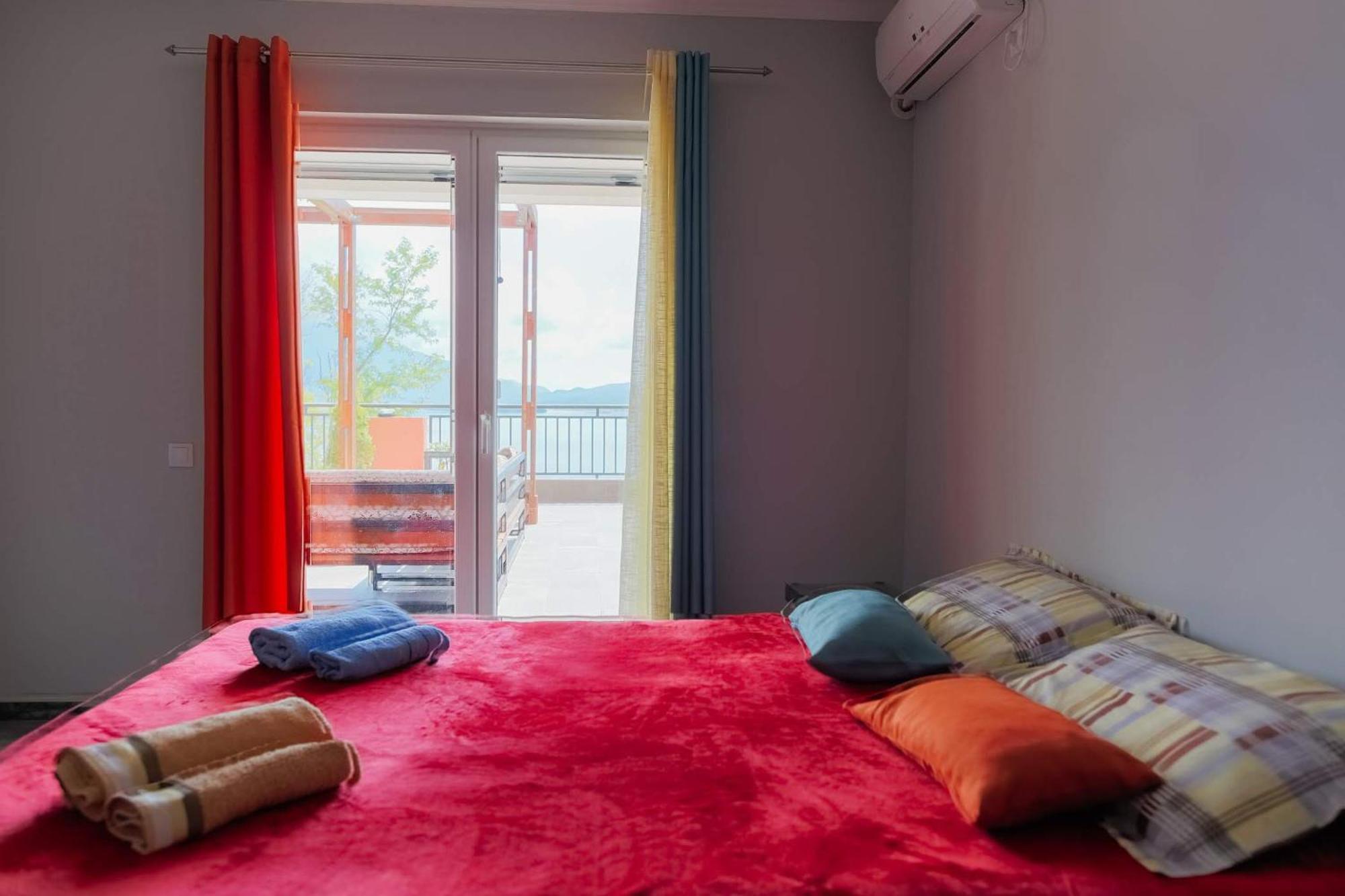 Odessa Mama Apartment Bijela Bilik gambar